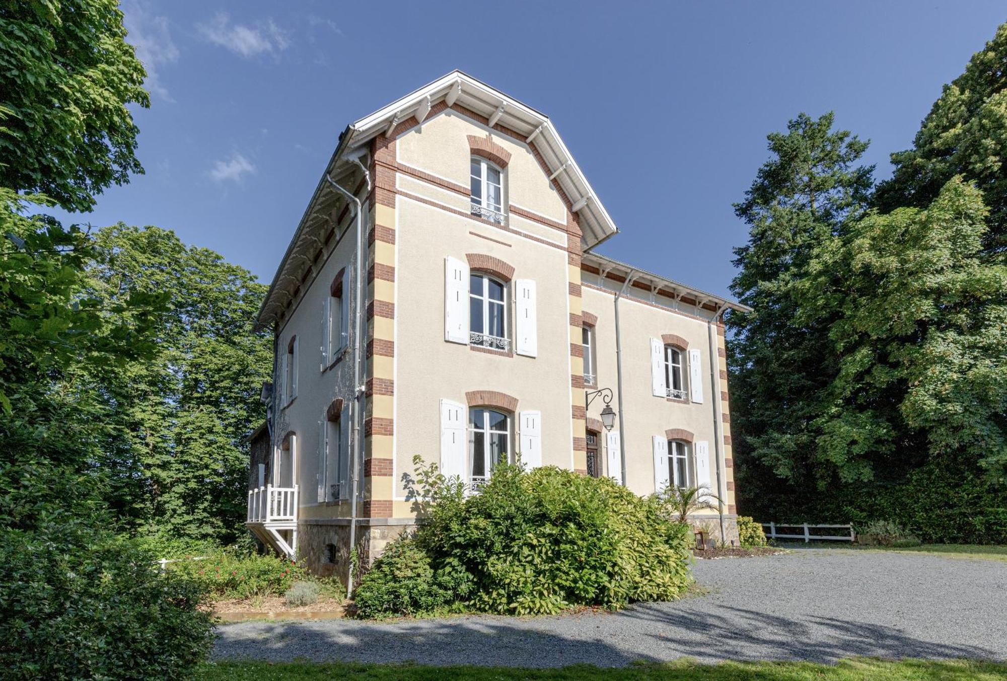 Meguinelle Villa